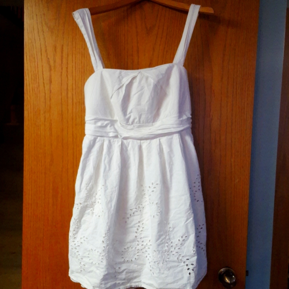 City triangles. White dress